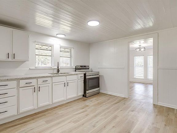 5th image of 707 Harrel Ave #707