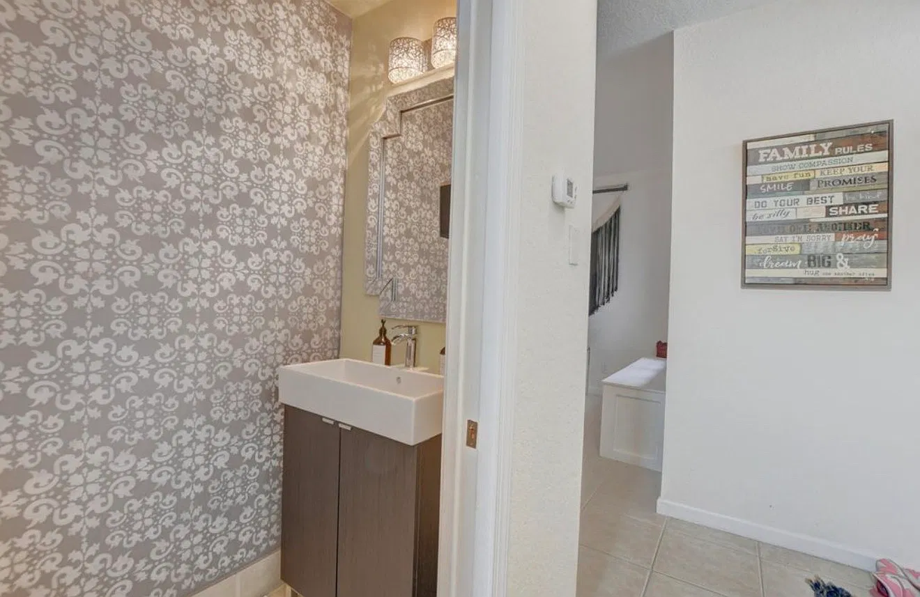 3 bed, 2.5 bath, 1684 sqft, $5,000 — Photo 3