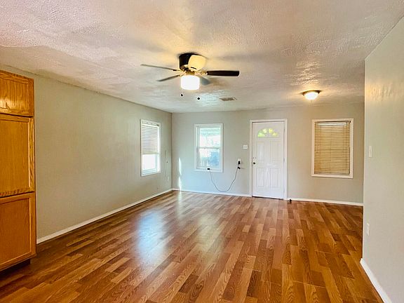 4th image of 2504 Elaine St