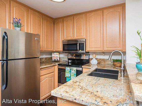 3rd image of 1801 Diamond St Unit 3204