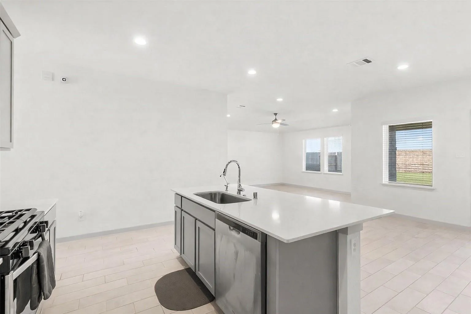 3 bed, 2.0 bath, 1579 sqft, $2,400 — Photo 2