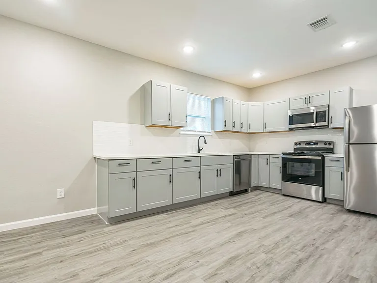 1506 W Woodlawn Ave — Photo 13
