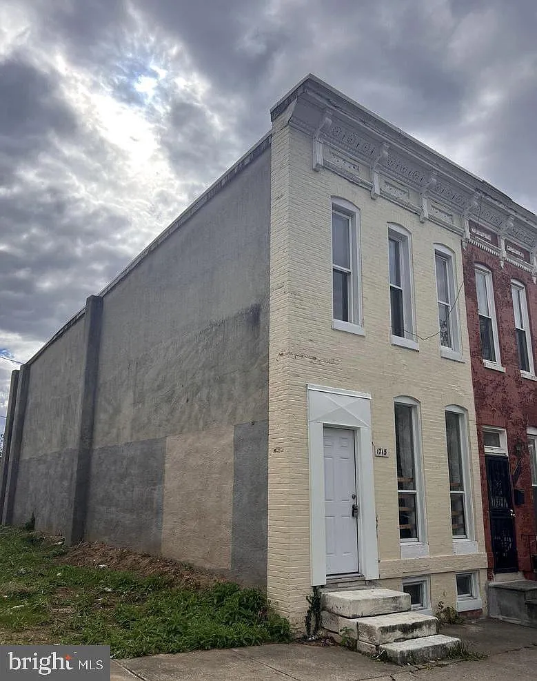 2 bed, 1.0 bath, $1,300 — Photo 1