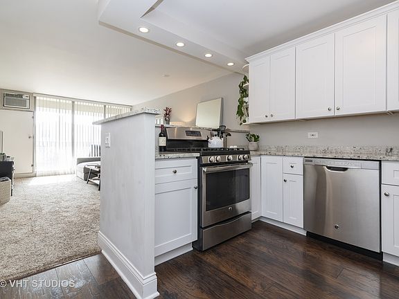 2nd image of 1960 N Lincoln Ave #406