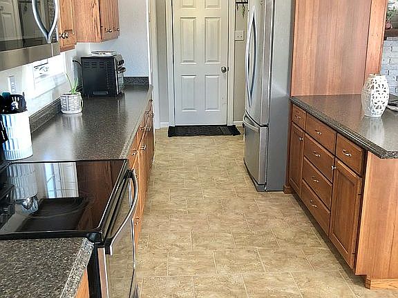 3rd image of 3805 Queens Pl