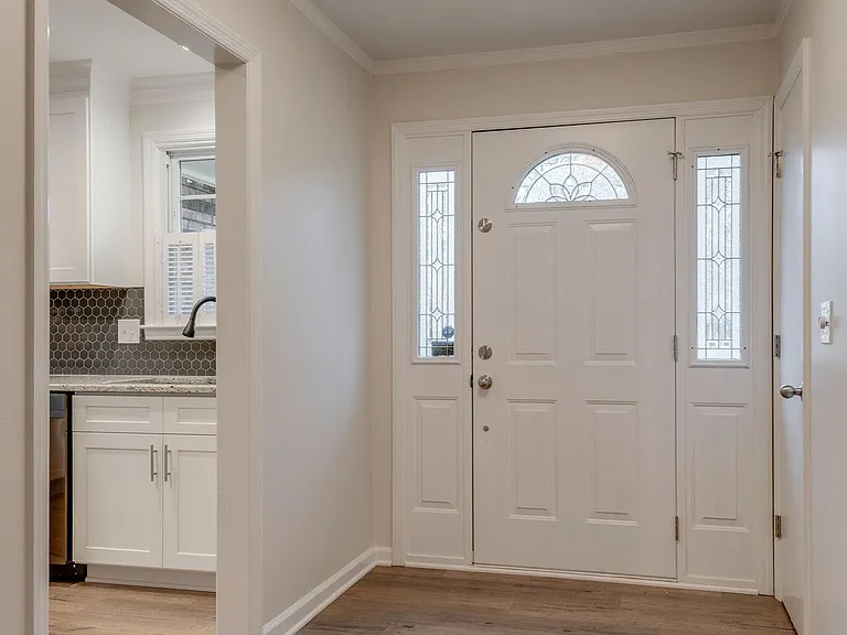 826 Victoria Dr — Photo 6