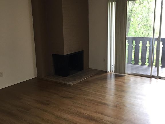 Living room, the floor in this apartement has grey tones.