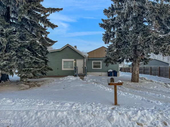 422 5th St NW, New Town, ND 58763