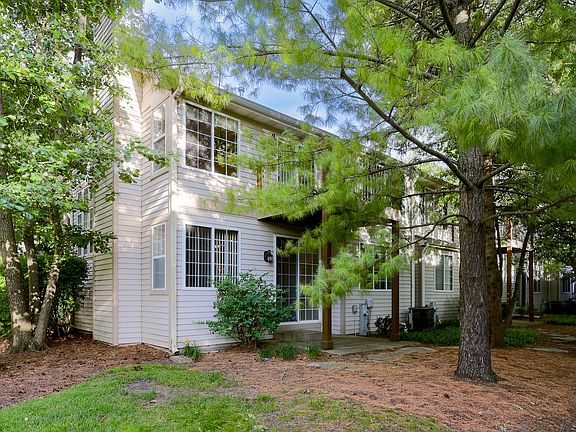 2nd image of 2436 Madiera Ln