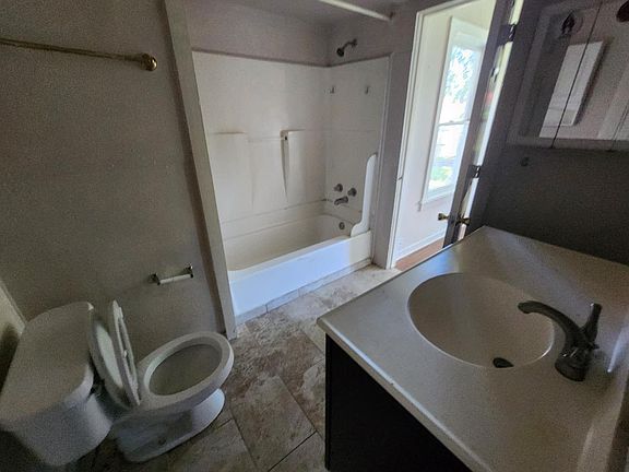 5th image of 2416 Eastman St