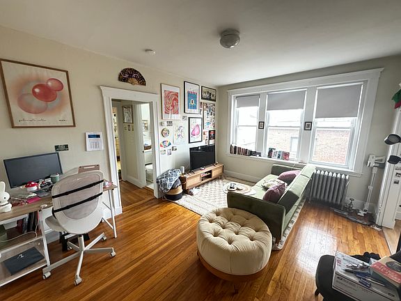3rd image of 1622 Commonwealth Ave