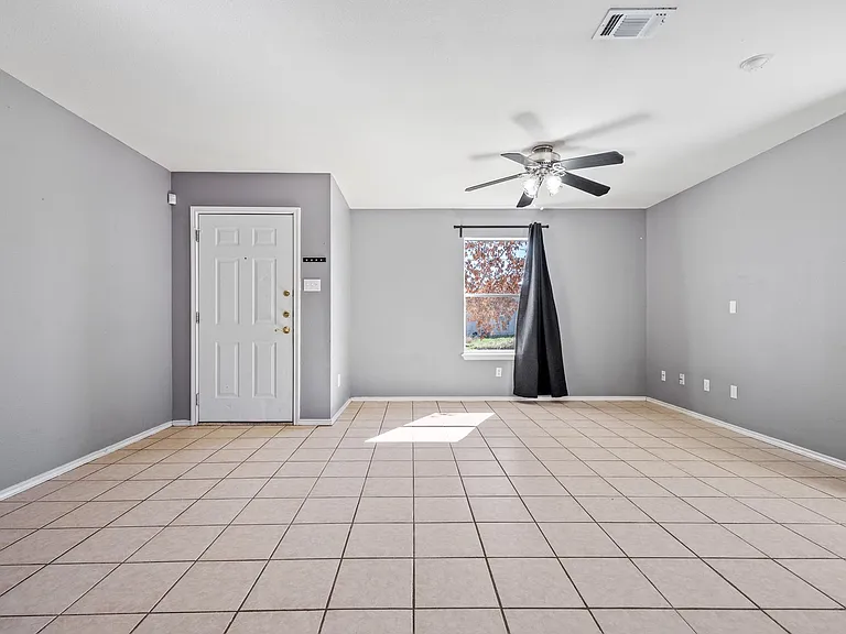 9226 Emerald Port Dr — Photo 2
