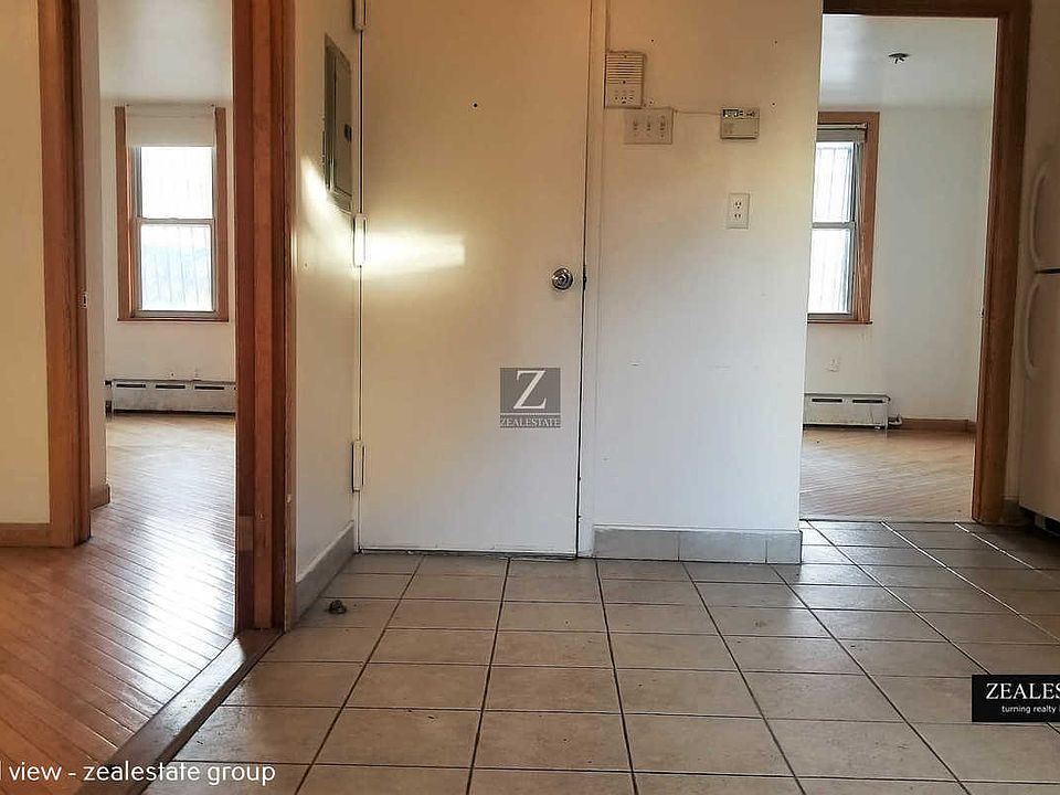 1st image of 135 18th St #1