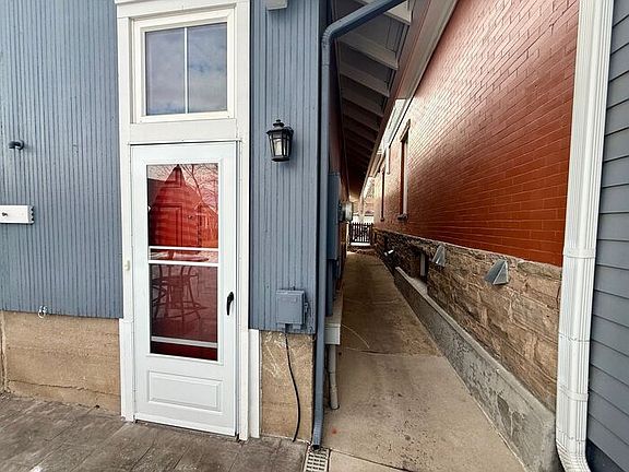 2nd image of 404 E Oak St Unit B