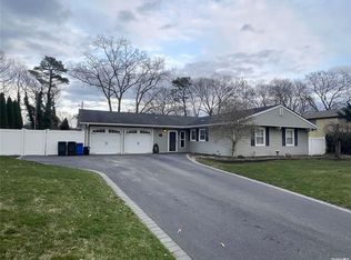 7 Haverford Ln, Coram, NY 11727
