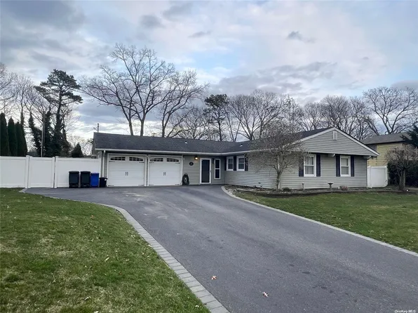 7 Haverford Lane, Coram, NY 11727