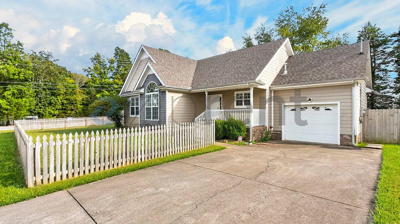 3 bed, 1353 sqft, $2,400 — Photo 3