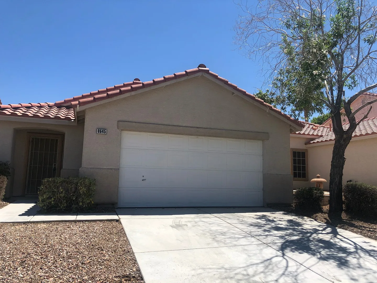 Single Story, 3 Bedroom 2 Bath Home. Vaulted Ceilings, — Photo 1