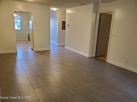 5th image of 875 Marcella Ln #875
