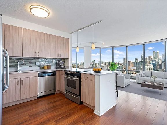 2nd image of 550 N Kingsbury St #1616