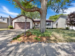 350 Somerset Dr, Streamwood, IL