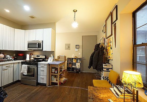 2nd image of 414 Suydam St APT 1R
