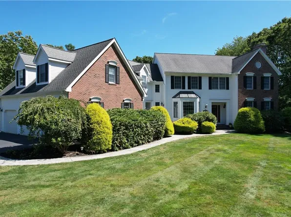215 Finch Ln N, Saunderstown, RI 02874