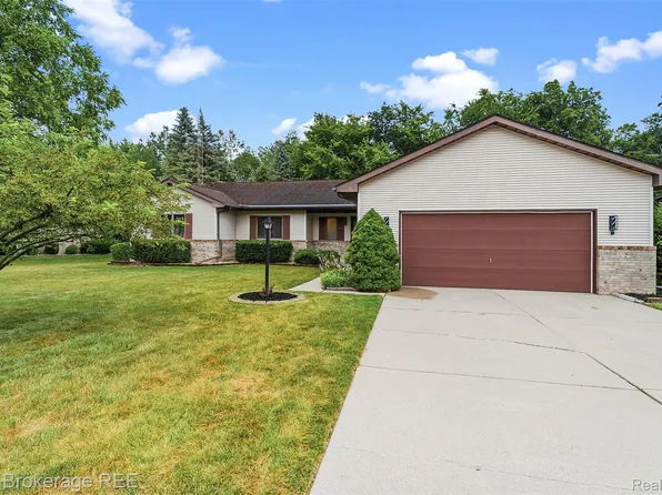 3200 Kings Brook Dr, Flushing, MI 48433