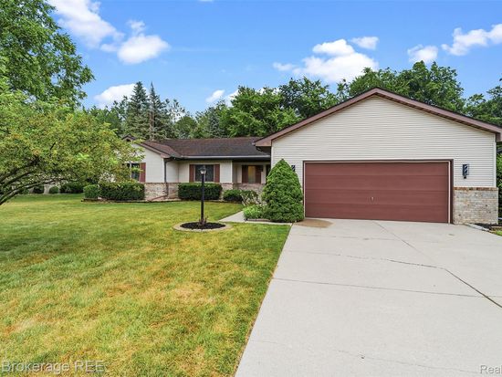 3200 Kings Brook Dr, Flushing, MI 48433
