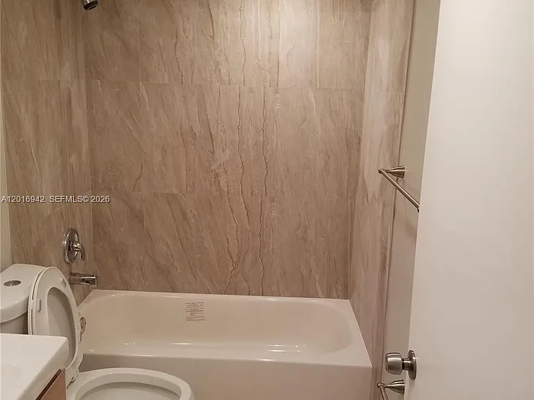 220 Lakeview Dr #206 — Photo 4