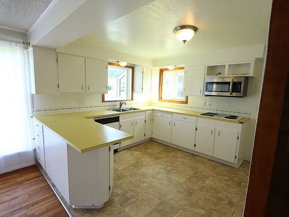 3rd image of 526 NE Easy St