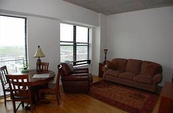 3rd image of 1122 W Catalpa Ave #711