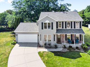 2 Buckingham Ct, Bloomington, IL 61704