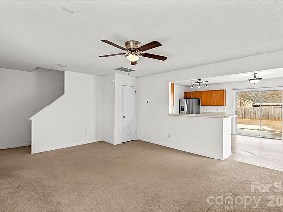 5th image of 106 Duxbury Dr