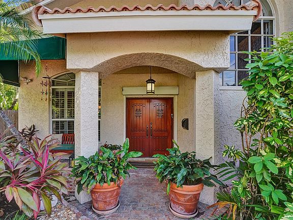 4th image of 723 NE 17th Avenue
