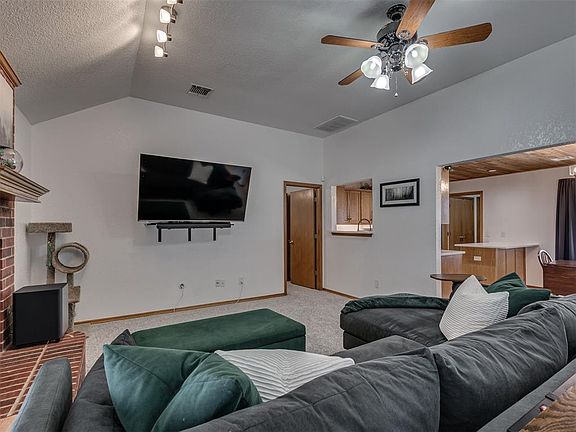 5th image of 204 Sunrise Dr
