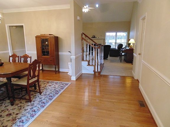 3rd image of 401 E Woodbury Ln
