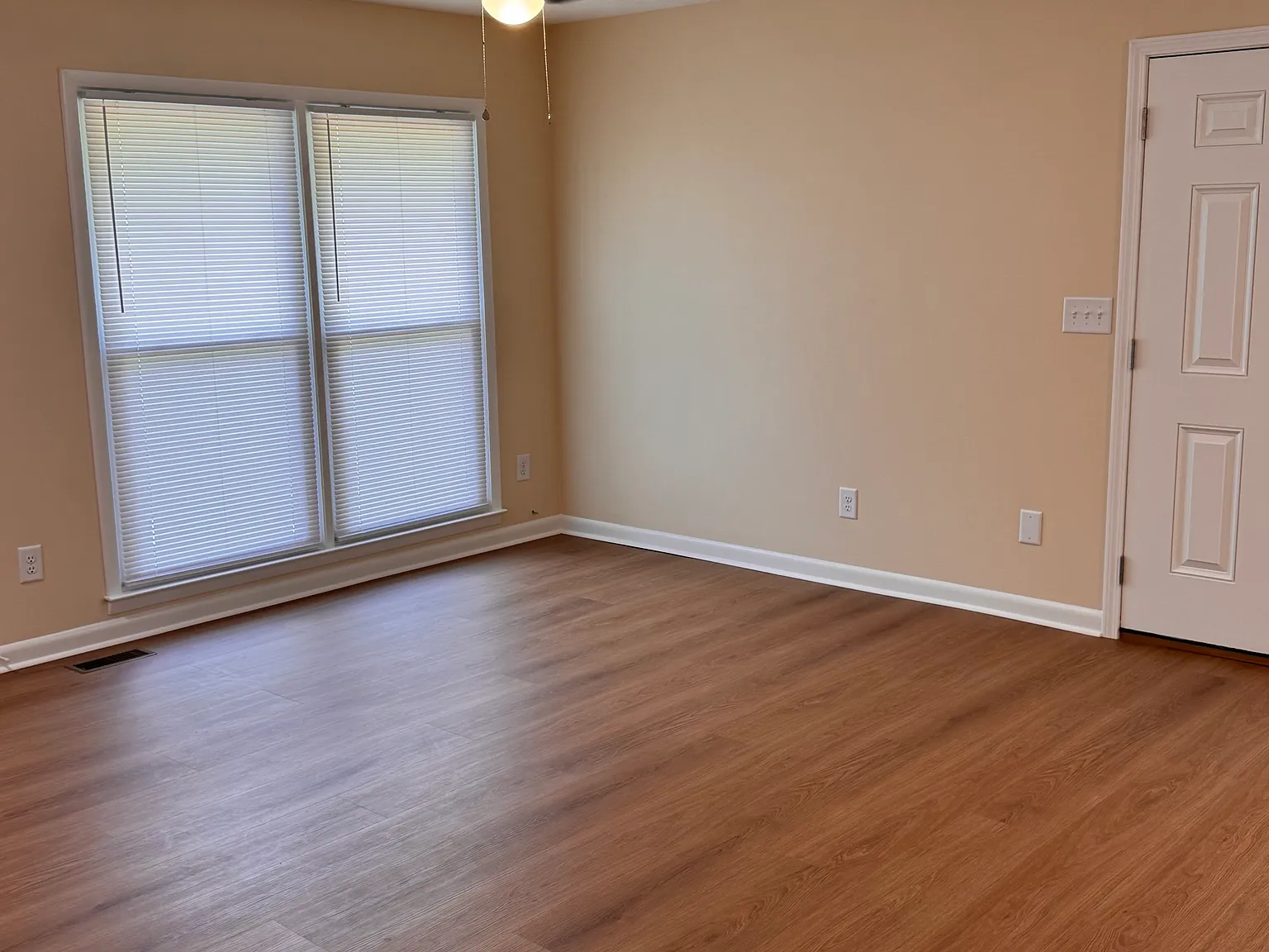 3 bed, 1100 sqft, $1,500 — Photo 3