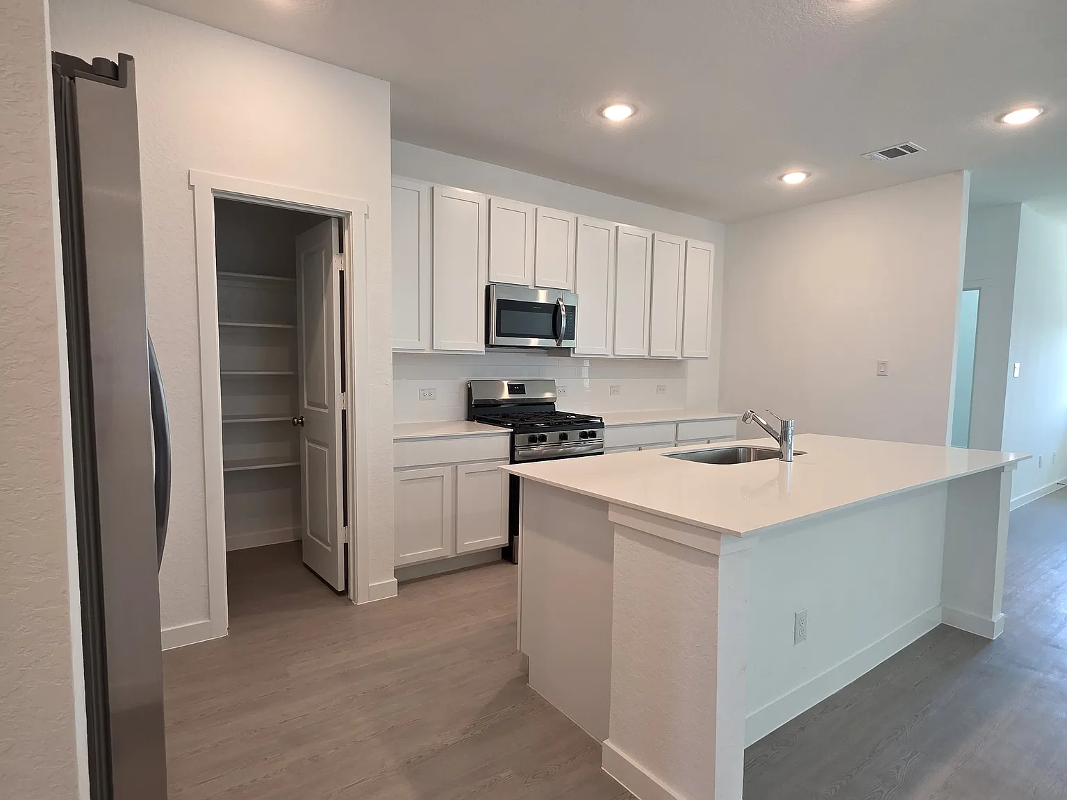 4 bed, 1896 sqft, $1,950 — Photo 3