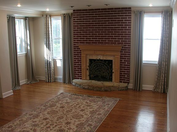 4th image of 909 Mason Ln