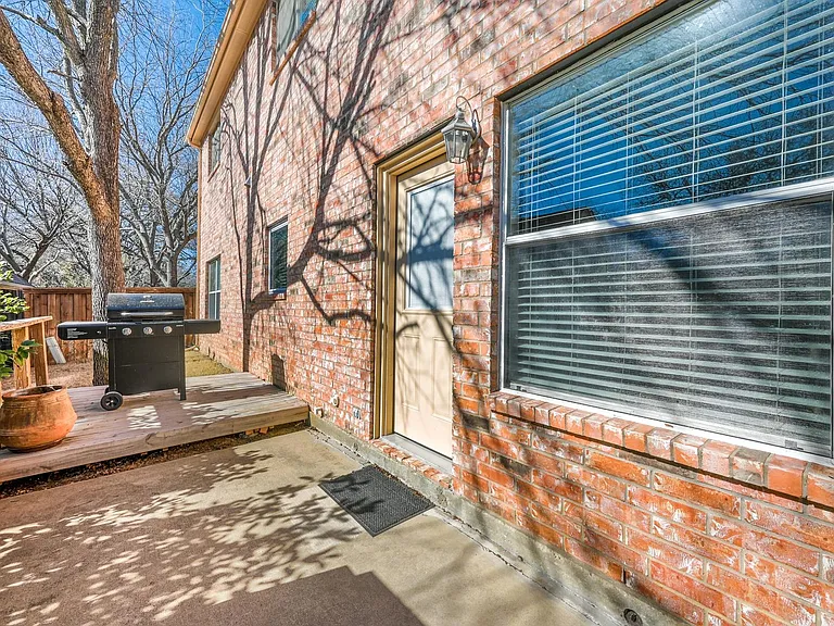 1905 Francis Ct — Photo 21