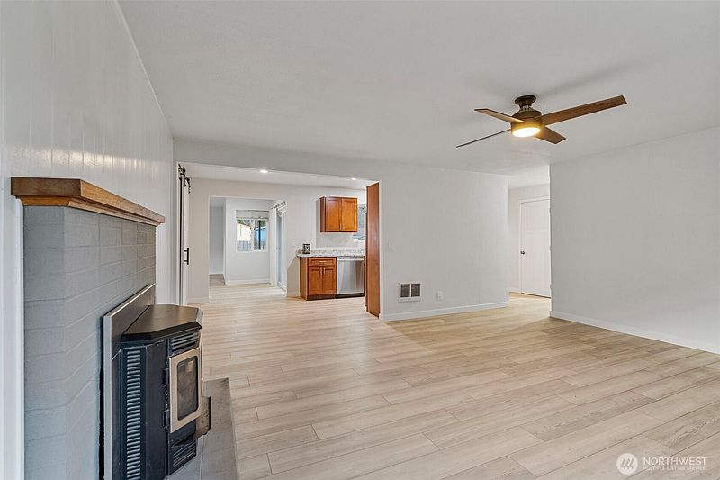 4th image of 145 Collar Avenue