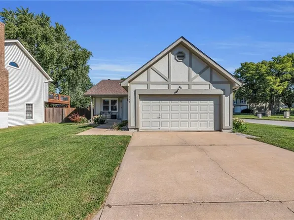 132 E Nelson Cir, Olathe, KS 66061