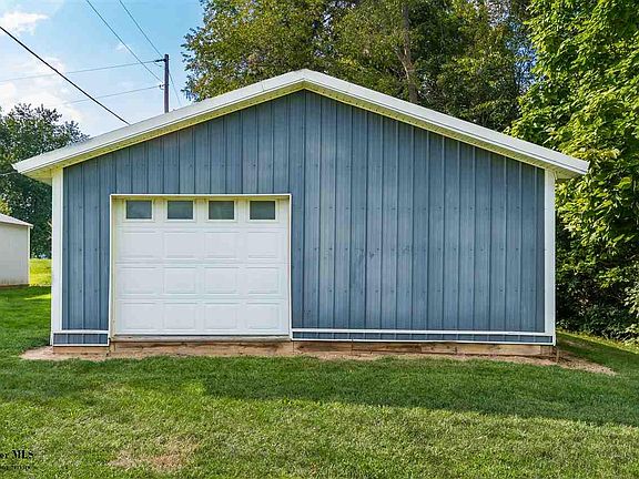4th image of 3285 Meadowbrook Dr NE