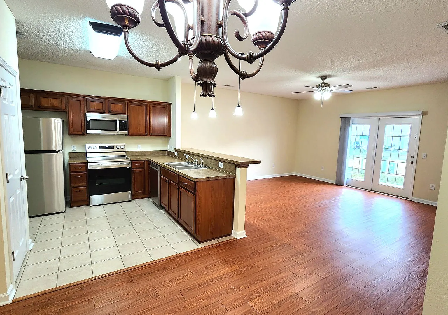 Like New town home centrally located to Ft. Stewart, HAAF,and Savannah — Photo 4
