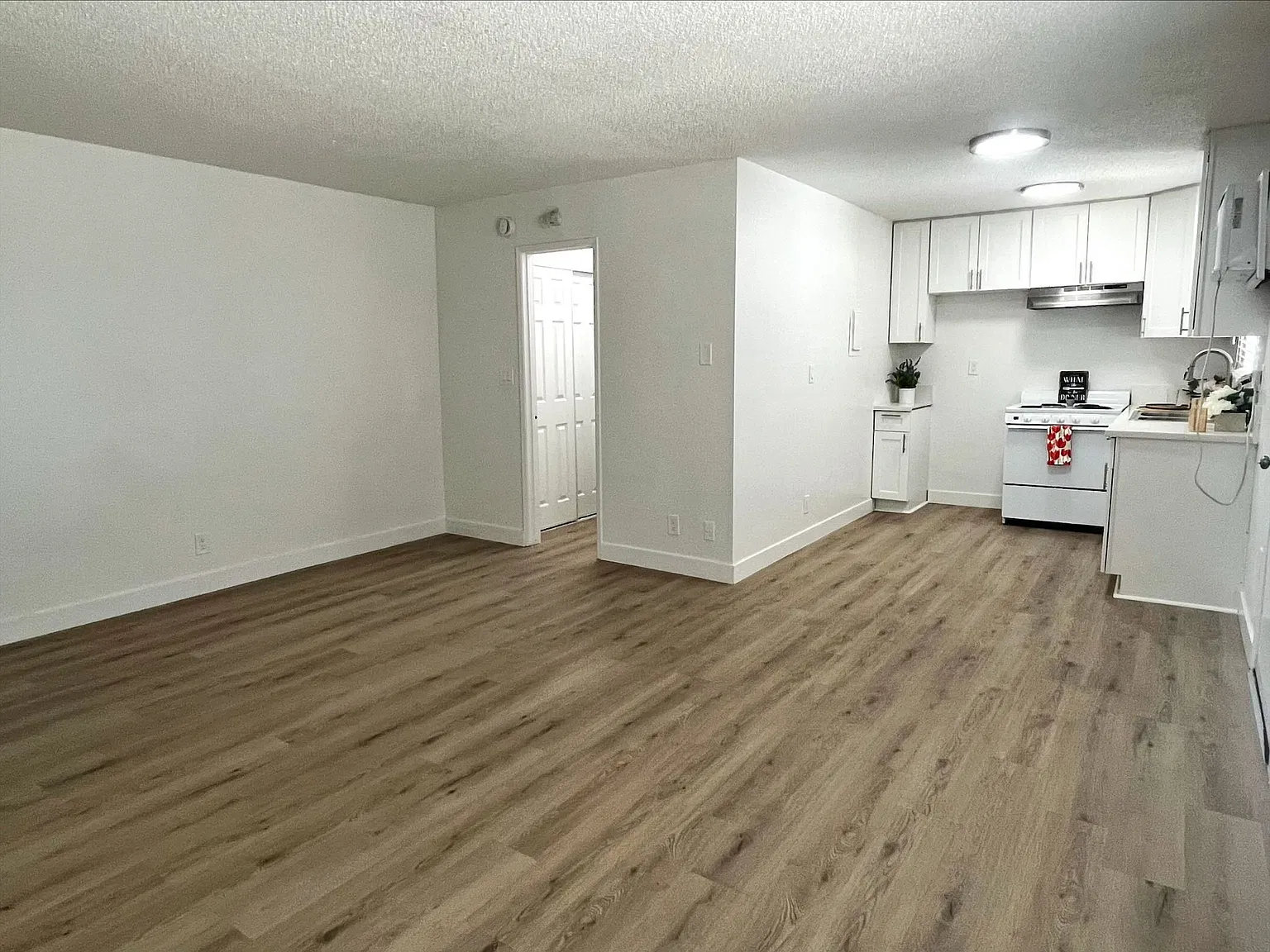 5548 Yarmouth Studio — Photo 4