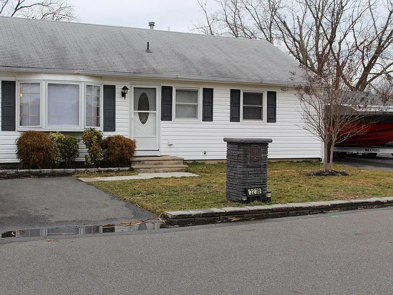 3238 Meadow St — Photo 2