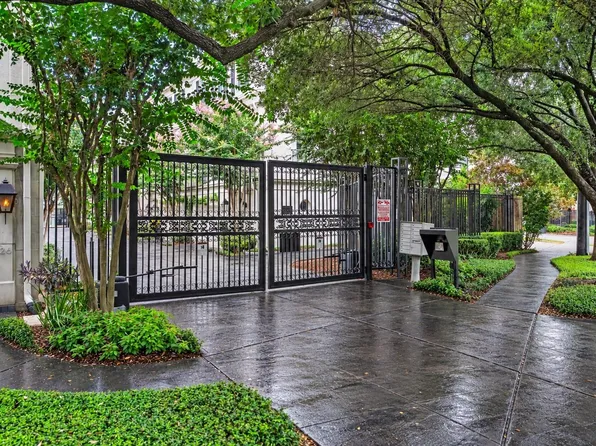 118 Oak Place Dr, Houston, TX 77006