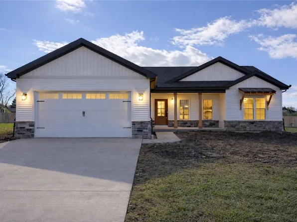 10 Summerfield Ln, Charleston, IL 61920