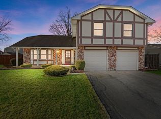 3790 Whispering Trails Dr, Hoffman Estates, IL 60192